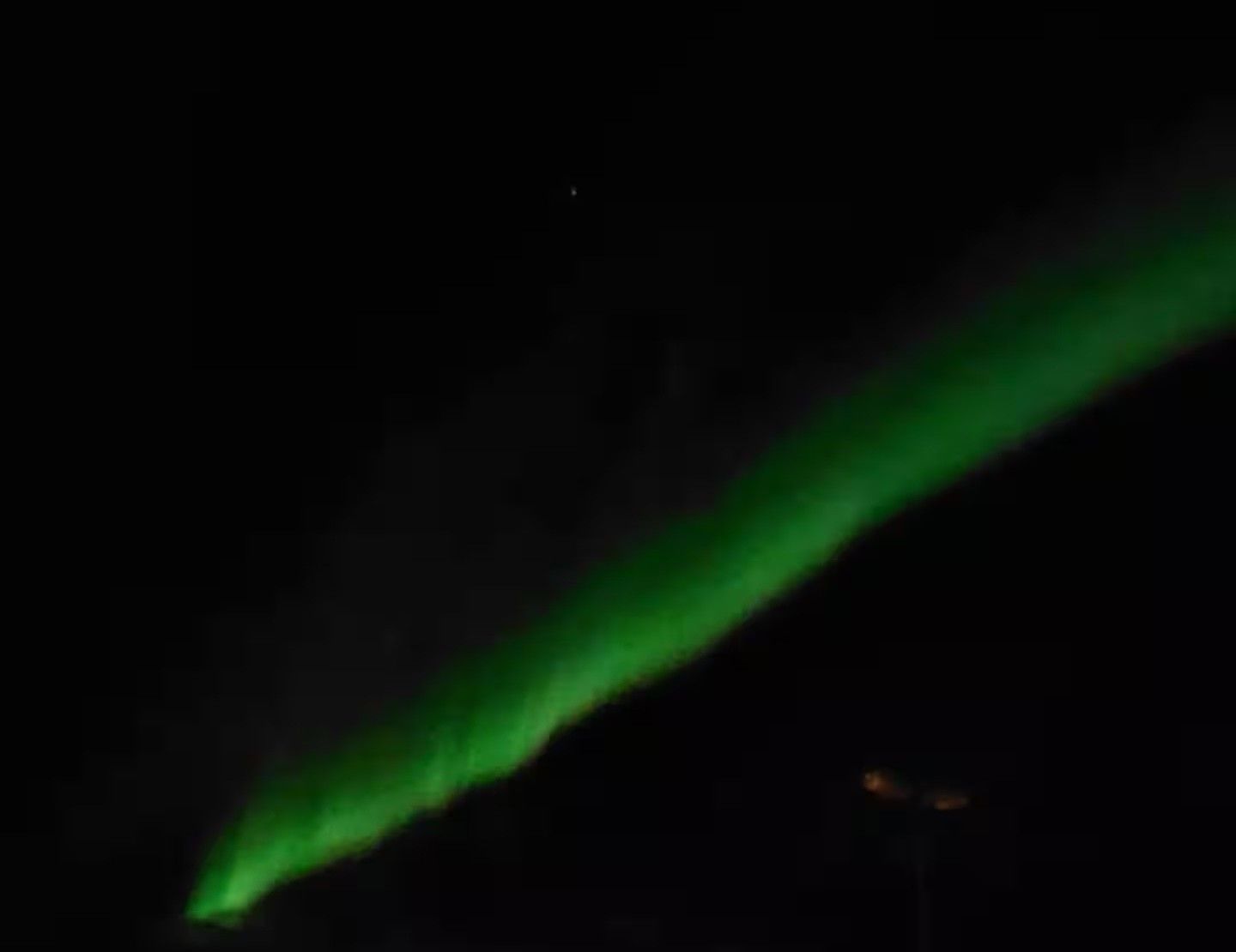 Grønt nordlys over Andøya en klar vinternatt