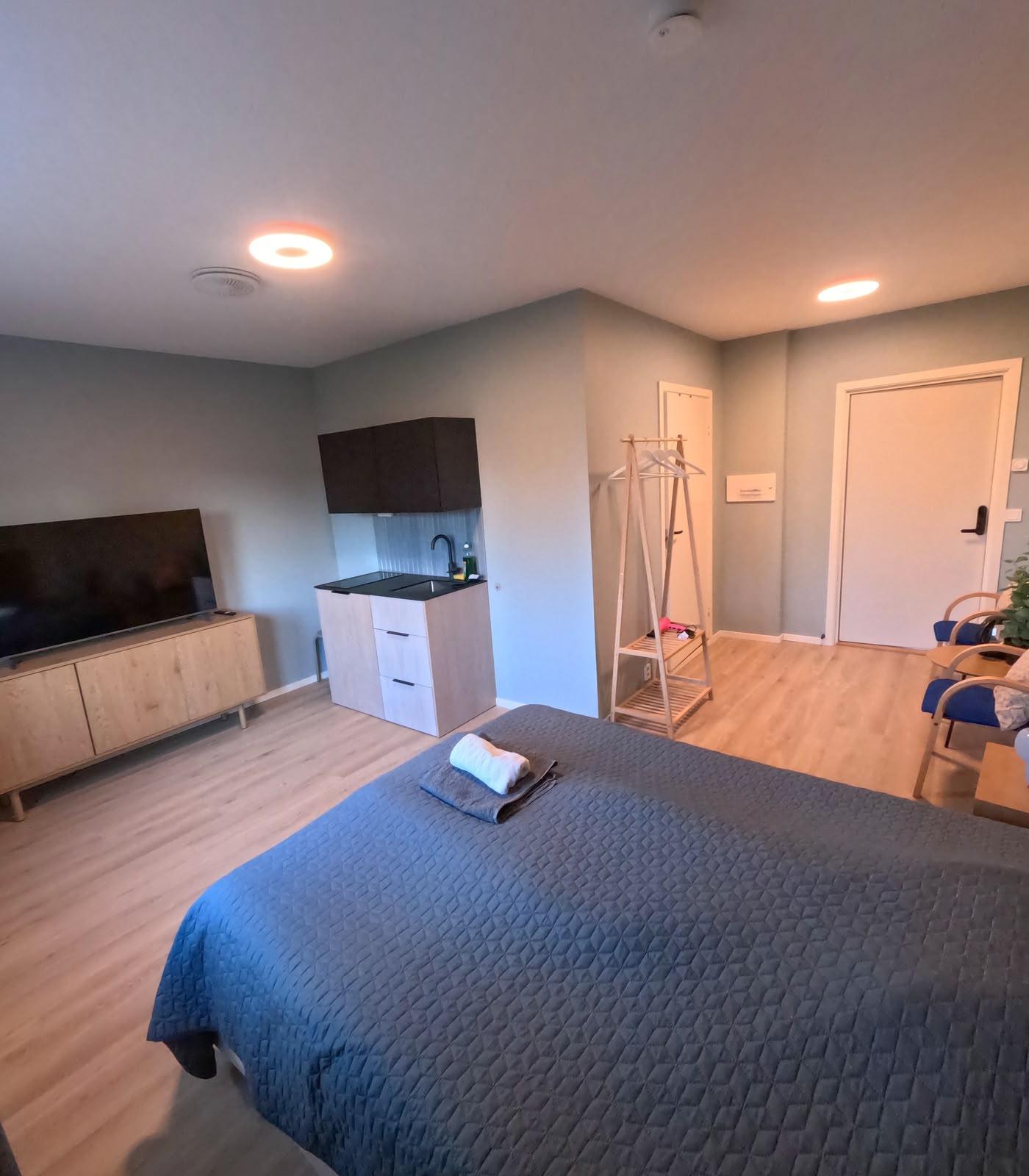Studio i Suite 1 med dobbeltseng, TV og klesstativ