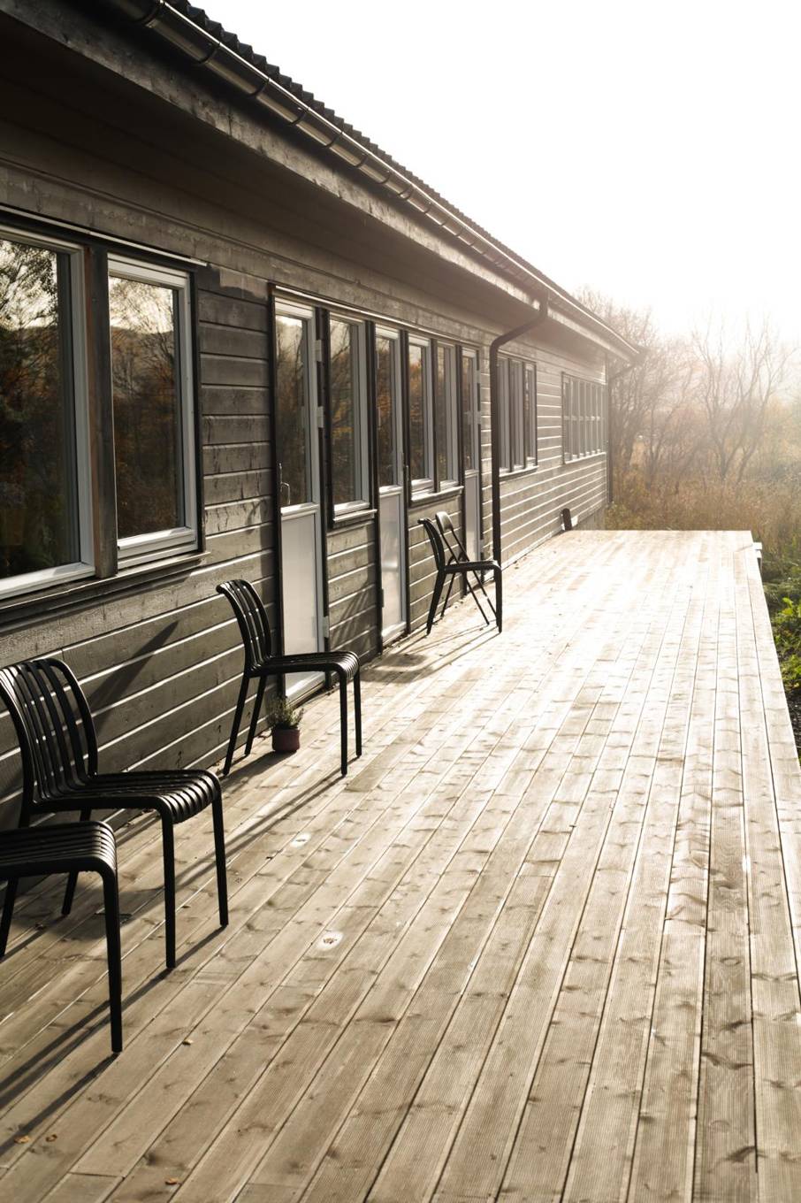 Treterrasse langs bygningen i høstsol